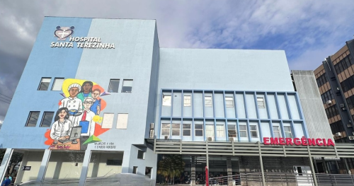 Fachada do hospital se transforma com arte represe