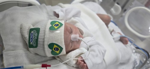 Na torcida pela maior vitória: bebês da UTI Neonatal celebram sua primeira Copa