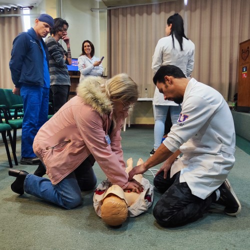 Santa Terezinha realiza treinamento em reanimação cardiopulmonar para colaboradores administrativos