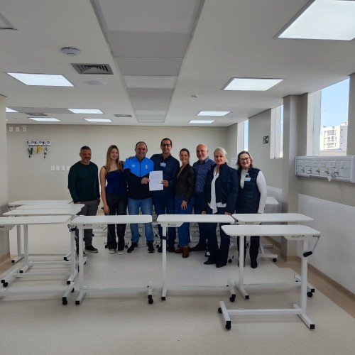 Clube do Comércio doa mesas de refeição para o Hospital Santa Terezinha
