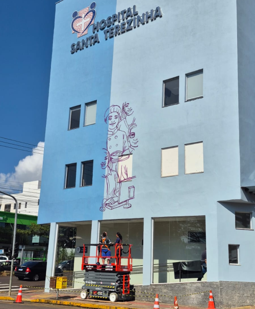 Fachada do hospital se transforma com arte representativa